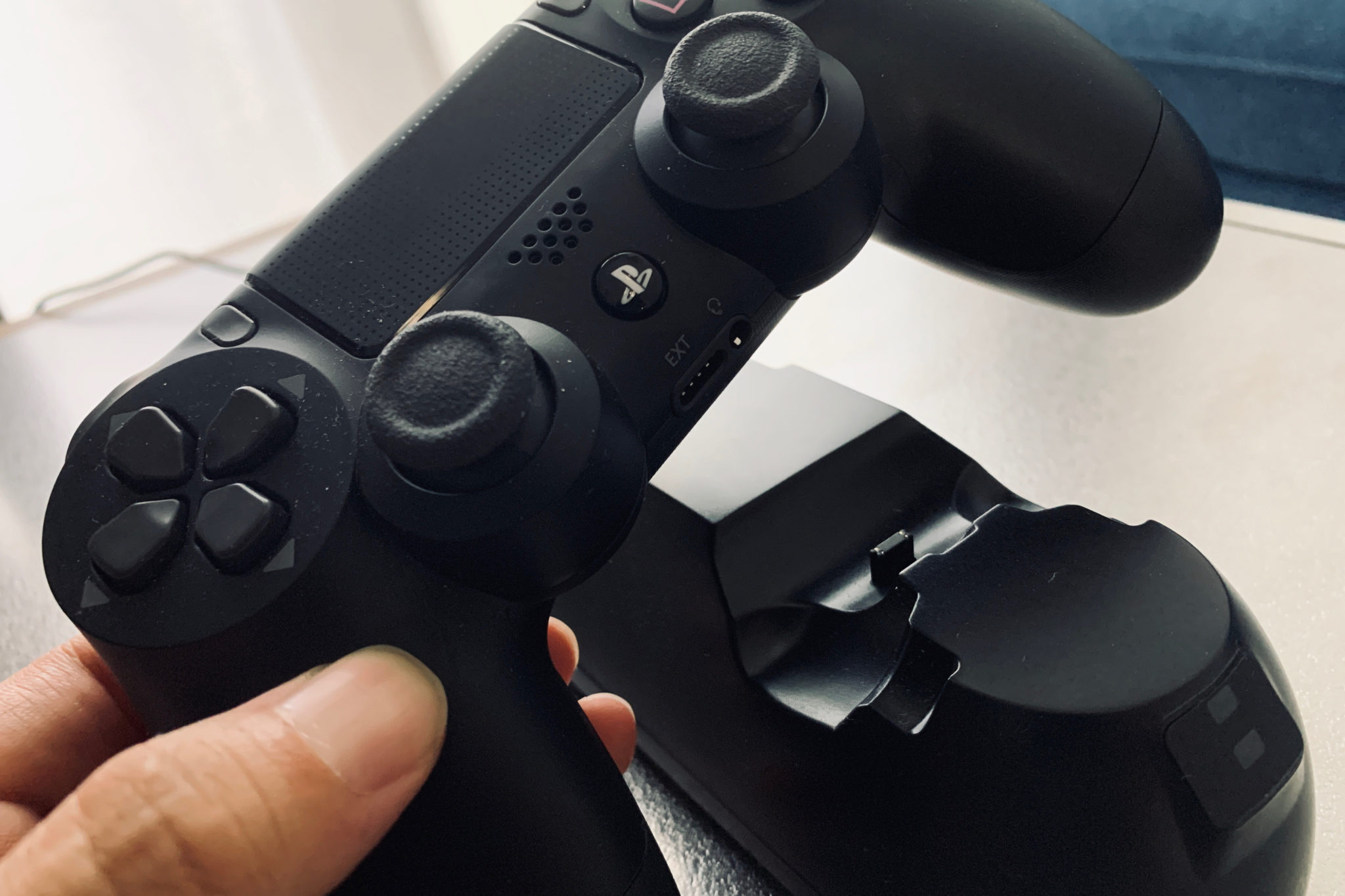 PS4コントローラーが充電できなくなったら「Fosmon PS4 コントローラー充電スタンド」で充電可能に!? NavynotE PS4コントローラーが充電できなくなったら「Fosmon PS4 コントローラー充電スタンド」で充電可能に!? NavynotE