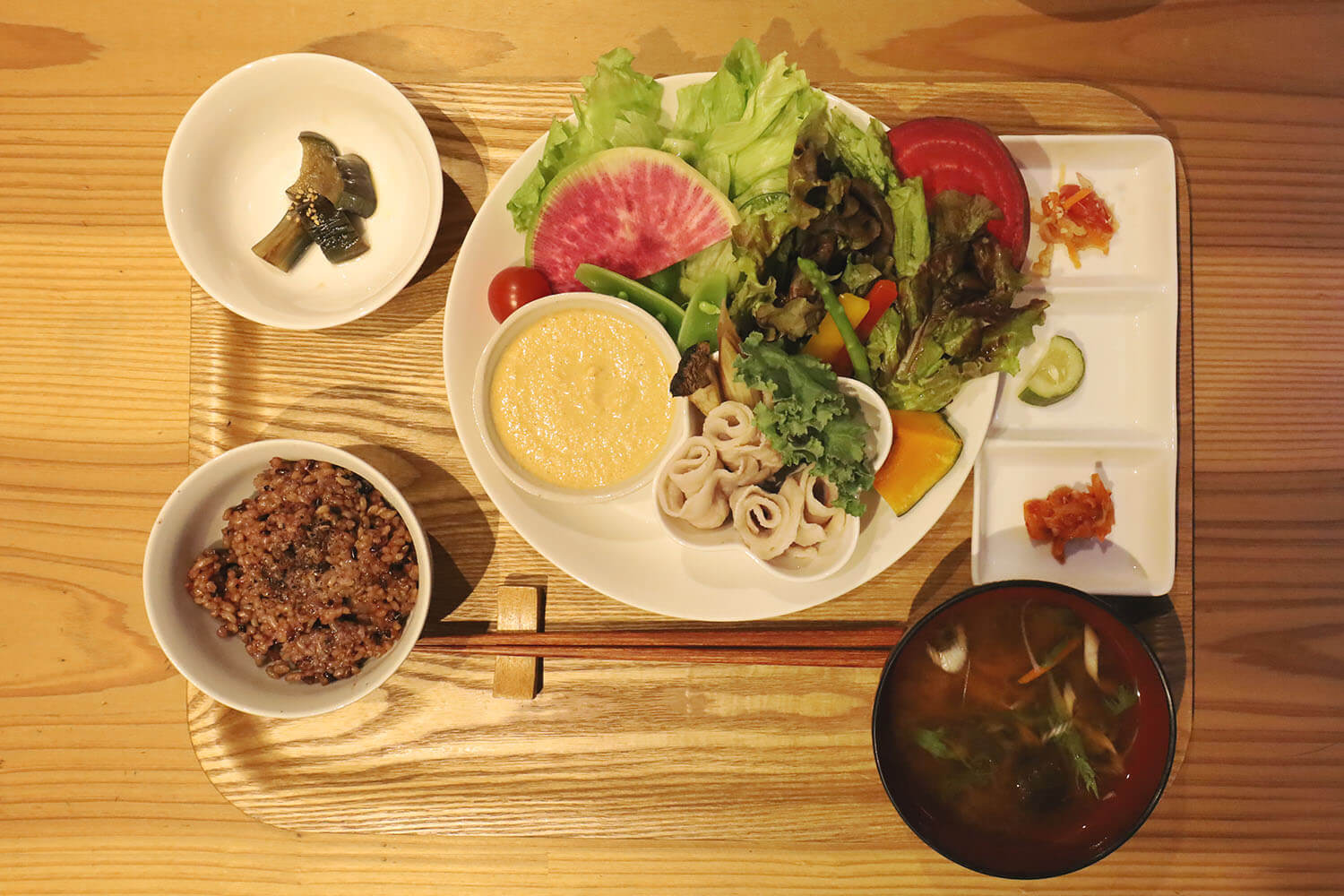 埼玉・加須の古民家「繭久里（くくり）カフェ」で頂く新鮮な野菜達。
